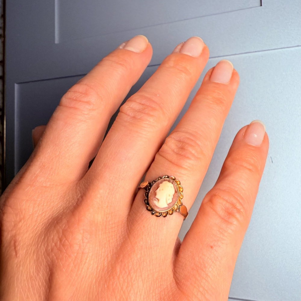 18K Yellow Gold Antique Shell Cameo Muse Ring Victorian Era Italy - Picture 3 of 9